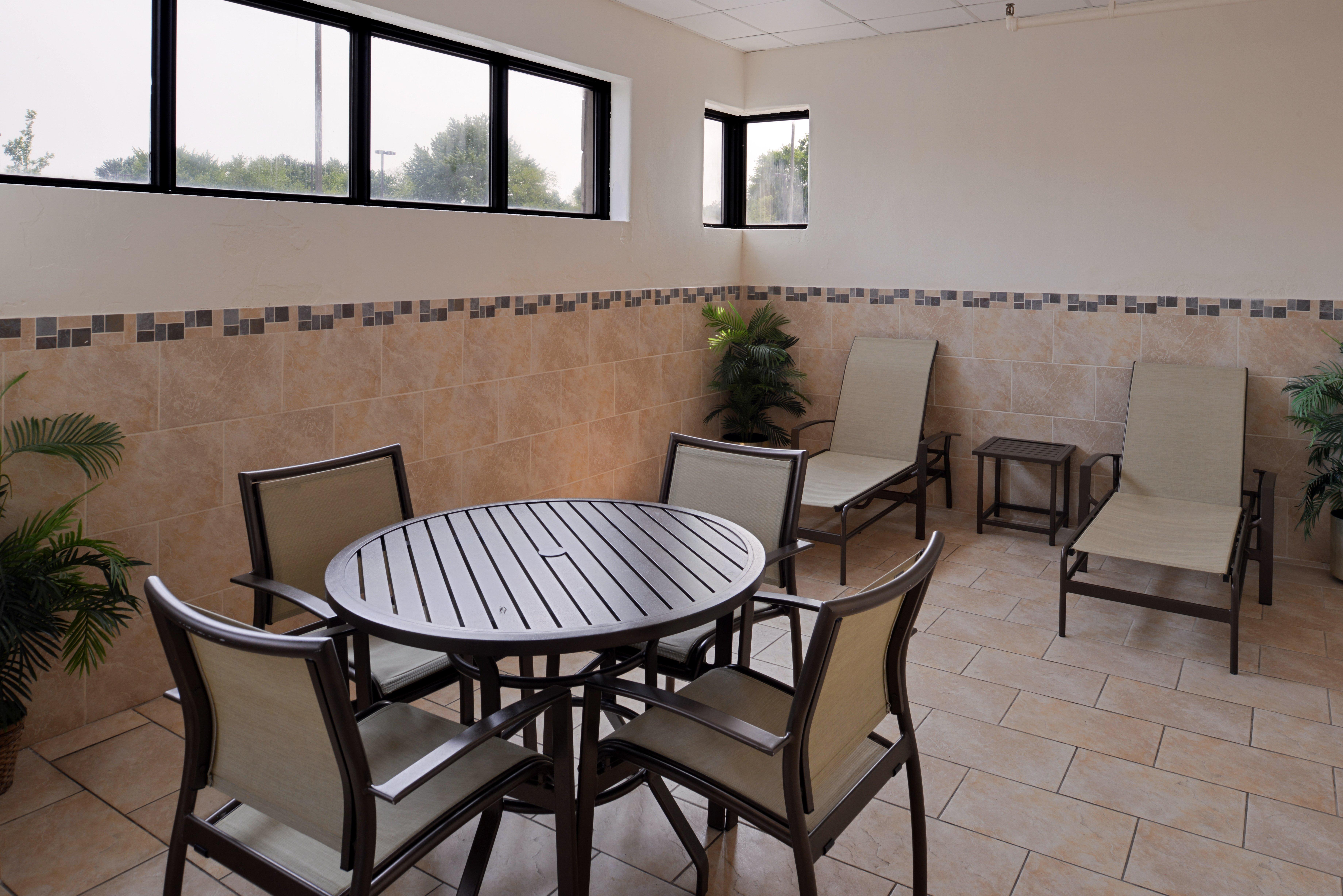 Holiday Inn Express Crestwood By Ihg Exterior photo