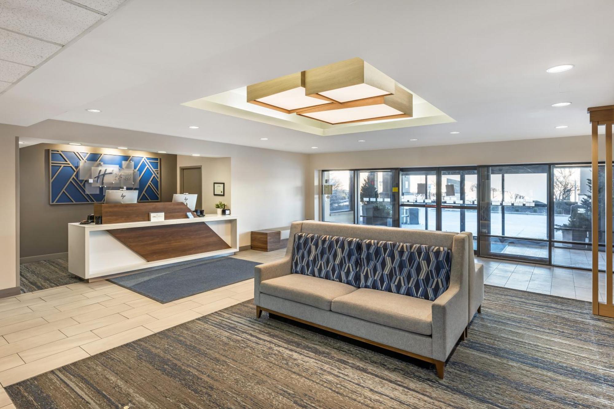 Holiday Inn Express Crestwood By Ihg Exterior photo