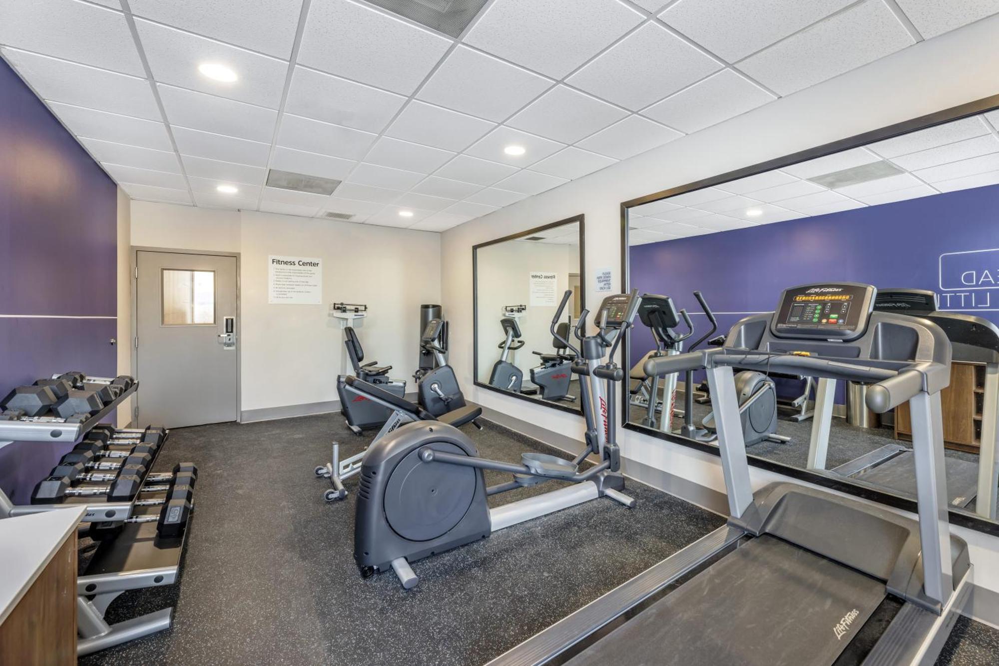 Holiday Inn Express Crestwood By Ihg Exterior photo