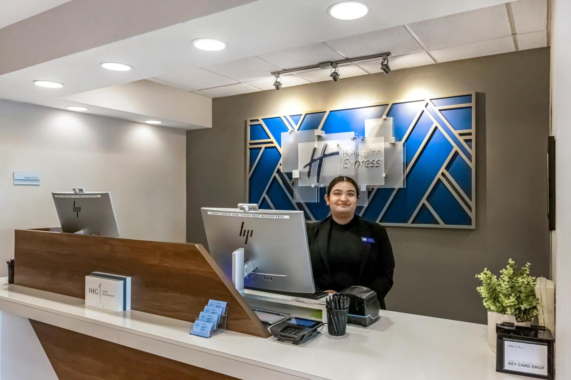 Holiday Inn Express Crestwood By Ihg Exterior photo
