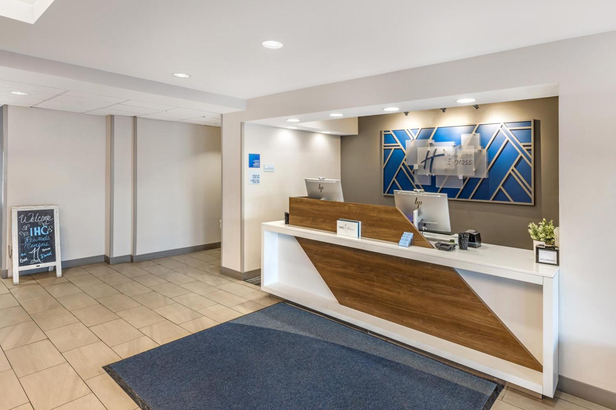 Holiday Inn Express Crestwood By Ihg Exterior photo