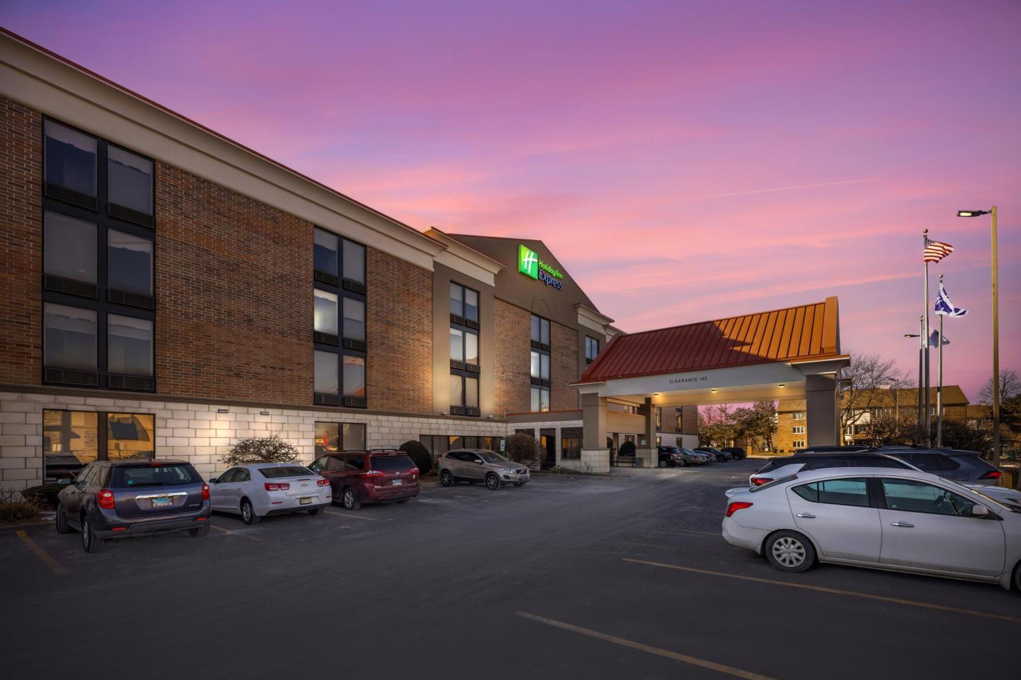 Holiday Inn Express Crestwood By Ihg Exterior photo