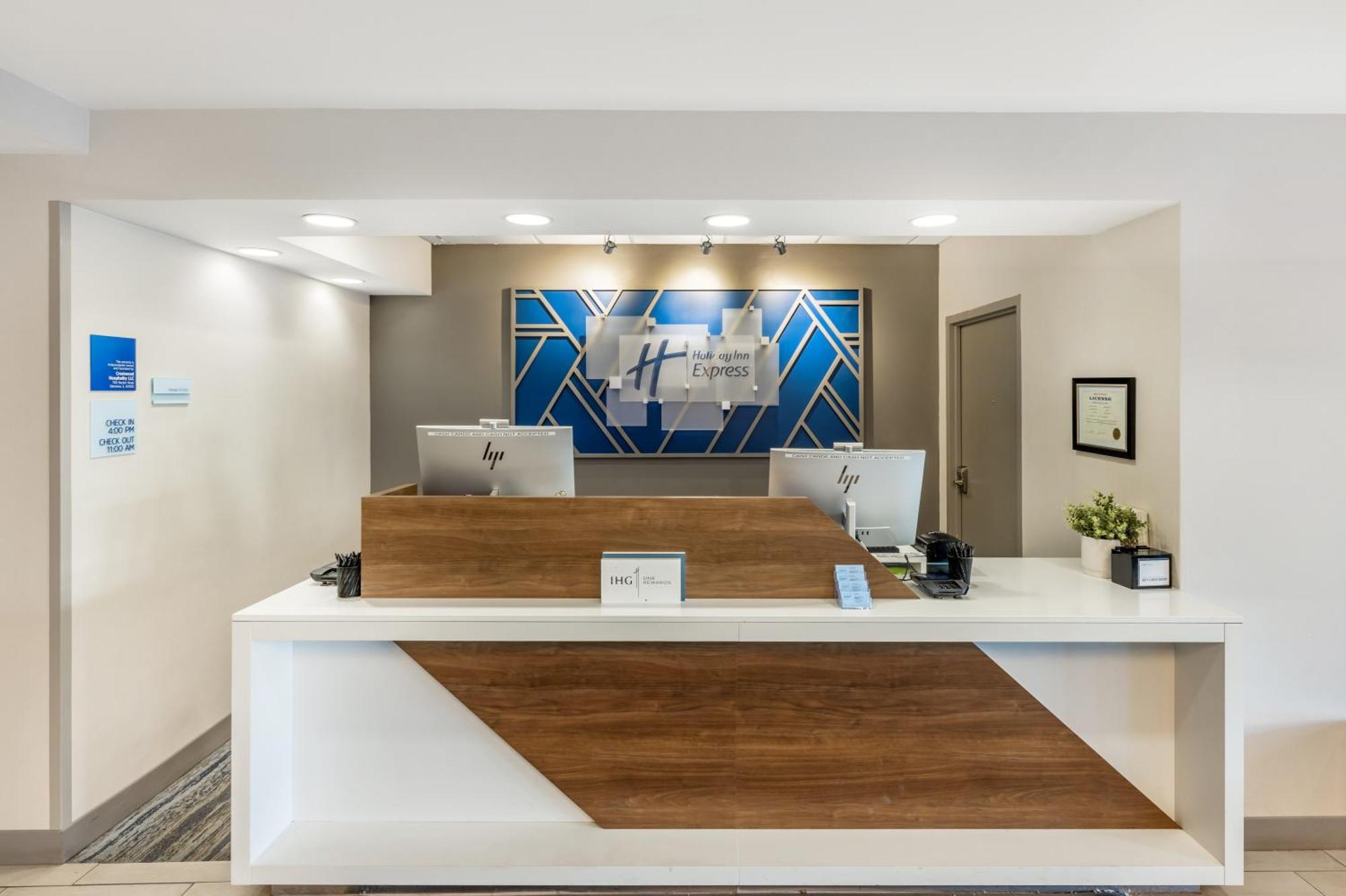 Holiday Inn Express Crestwood By Ihg Exterior photo