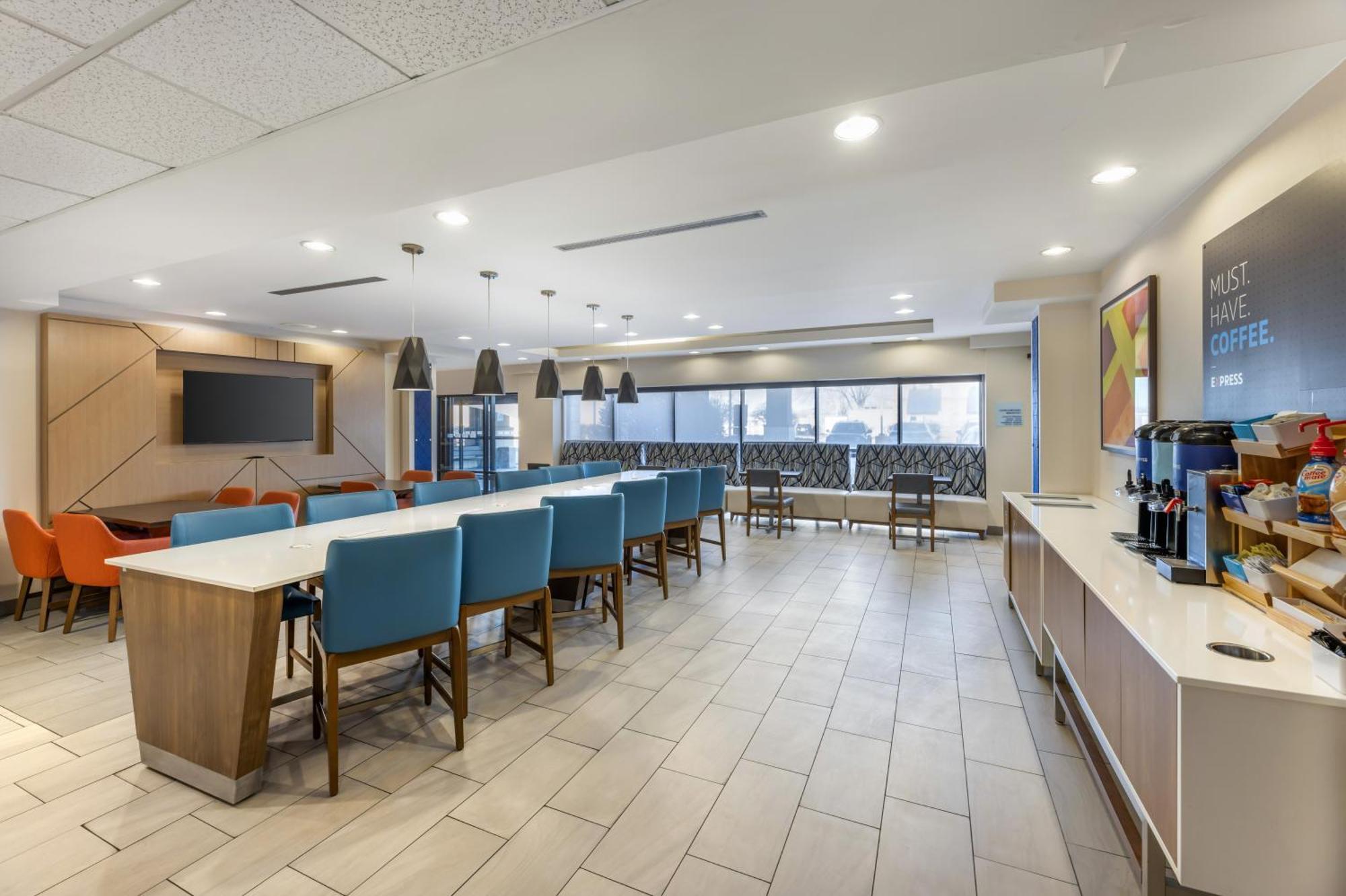 Holiday Inn Express Crestwood By Ihg Exterior photo