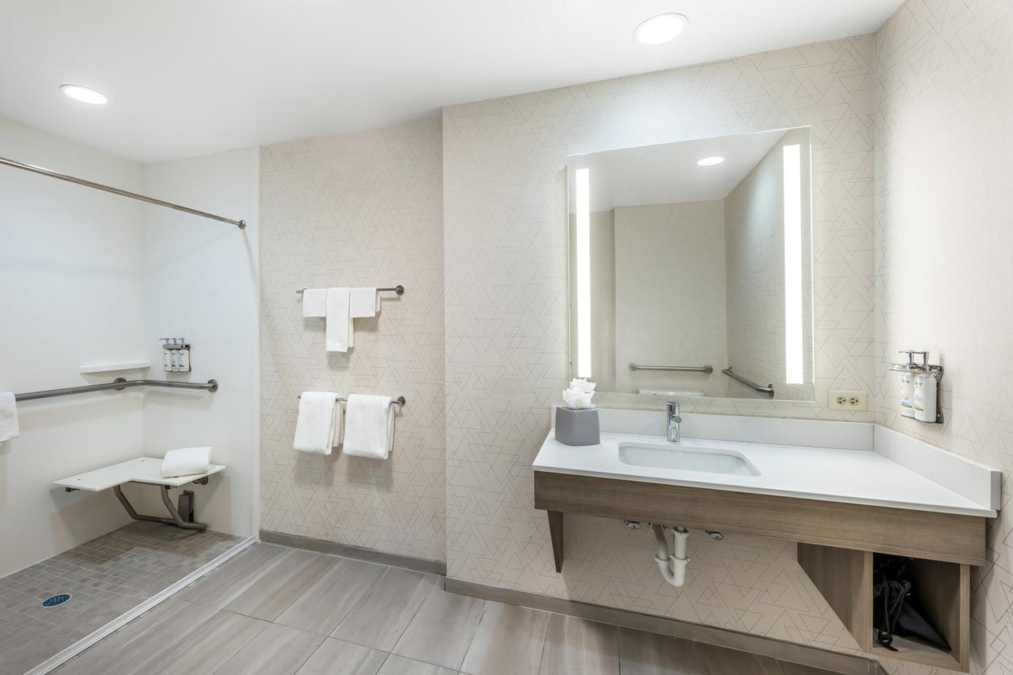Holiday Inn Express Crestwood By Ihg Exterior photo