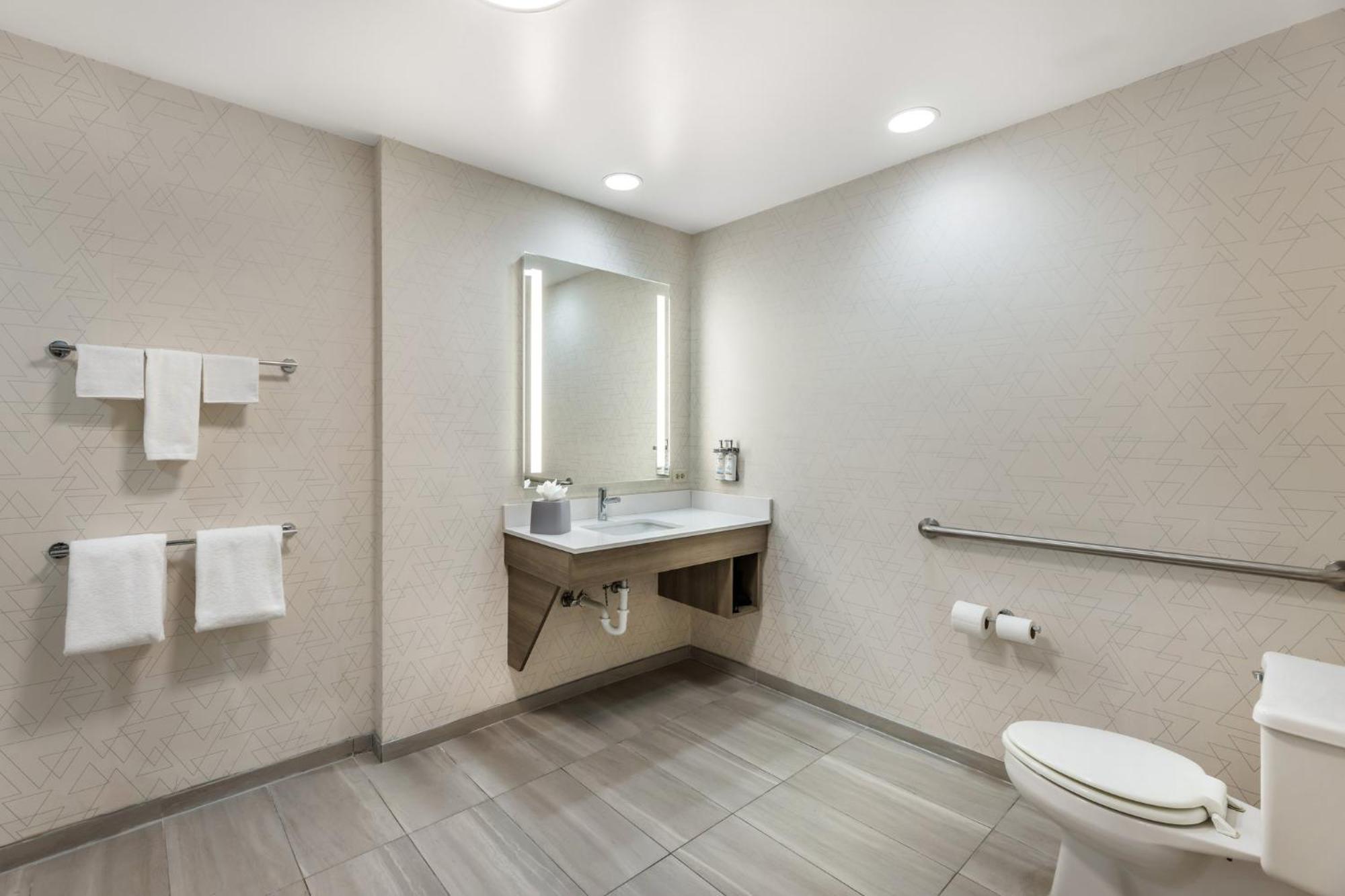 Holiday Inn Express Crestwood By Ihg Exterior photo